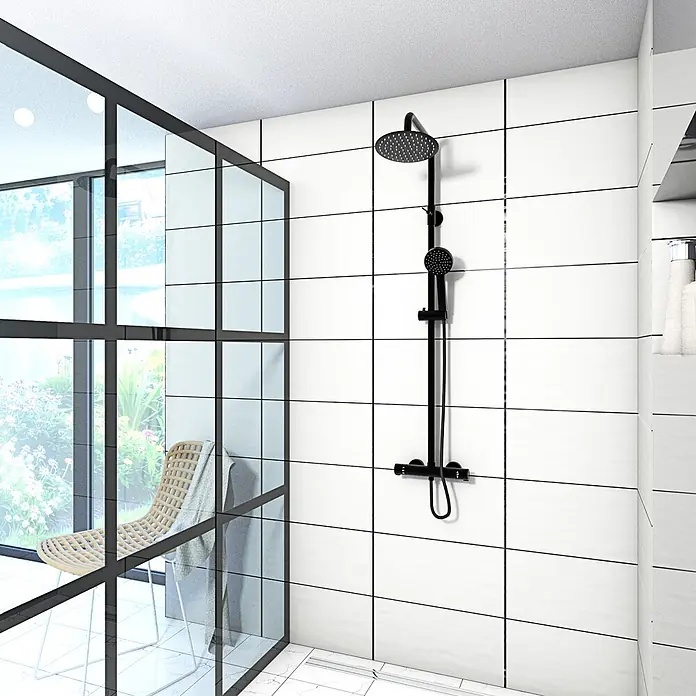 AcquaVapore Duschsystem Fertigdusche DA02 - Schwarz - Modernes schwarzes Duschsystem mit Regendusche und Handbrause, an weißer Wandfliese montiert.