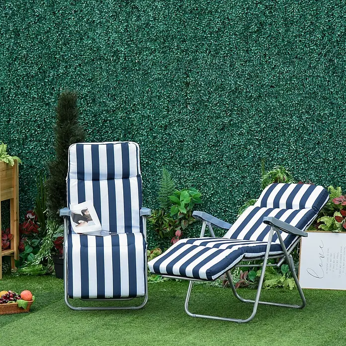 Outsunny Gartenliegen-Set 2er-Set - Blau, Weiß, Kunststoff, Rückenlehne verstellbar - Zwei blau-weiß gestreifte klappbare Gartenliegen, eine aufrecht und eine zurückgelehnt, bereit zum Entspannen.