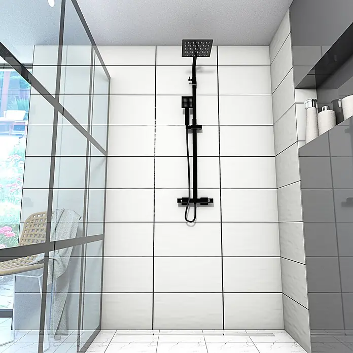 AcquaVapore Duschsystem Fertigdusche DA04 - Schwarz - Modernes schwarzes mattes Duschsystem mit quadratischem Regenduschkopf und Handbrause in einer weiß gefliesten Dusche.