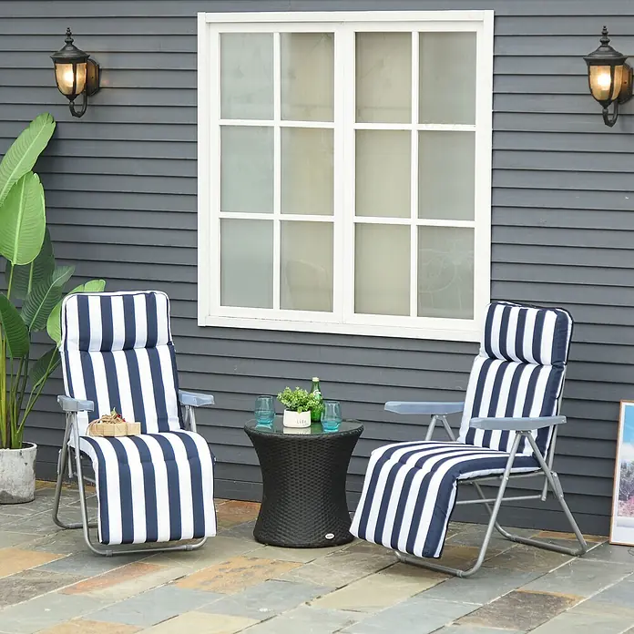 Outsunny Gartenliegen-Set 2er-Set - Blau, Weiß, Kunststoff, Rückenlehne verstellbar - Zwei klappbare Terrassenstühle mit blau-weiß gestreiften Polstern umrahmen einen schwarzen Beistelltisch auf einer gepflasterten Terrasse.