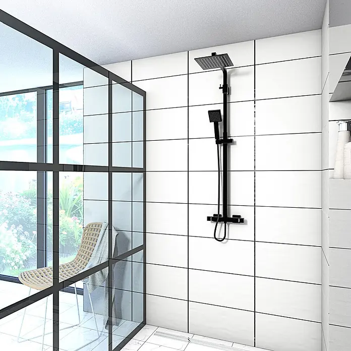 AcquaVapore Duschsystem Fertigdusche DA04 - Schwarz - Schwarzes Duschsystem mit quadratischem Regenduschkopf und Handbrause in einer modernen gefliesten Dusche mit Glasabtrennung.