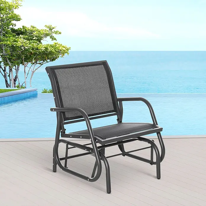 Outsunny Garten-Schaukelstuhl - 1 Stk., Metall, Mesh-Stoff, Schwarz - Dunkelgrauer Metall-Schaukelstuhl mit Netzbespannung auf einer Außenterrasse an einem Infinity-Pool mit Meerblick.