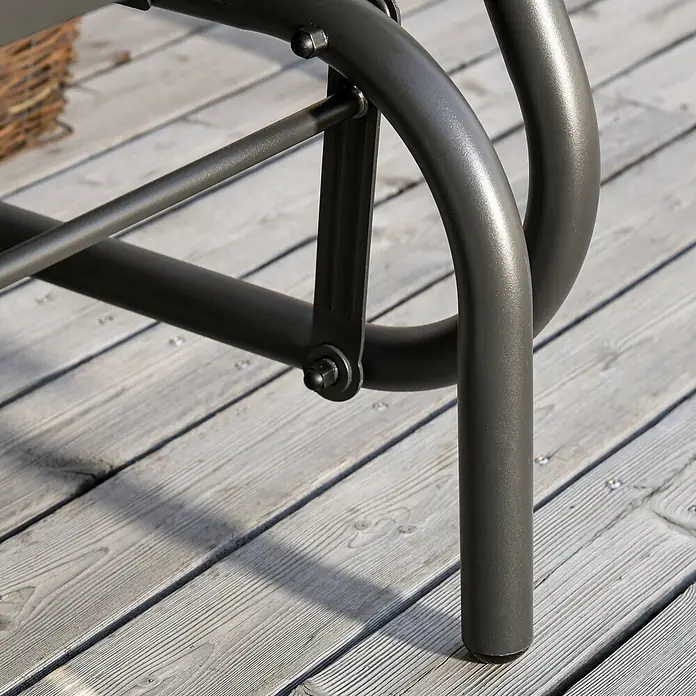 Outsunny Garten-Schaukelstuhl - 1 Stk., Metall, Mesh-Stoff, Schwarz - Nahaufnahme eines dunkelgrauen, matten Metallgestells eines Gartenmöbels mit Schraubverbindung auf hellem Holzdeck.