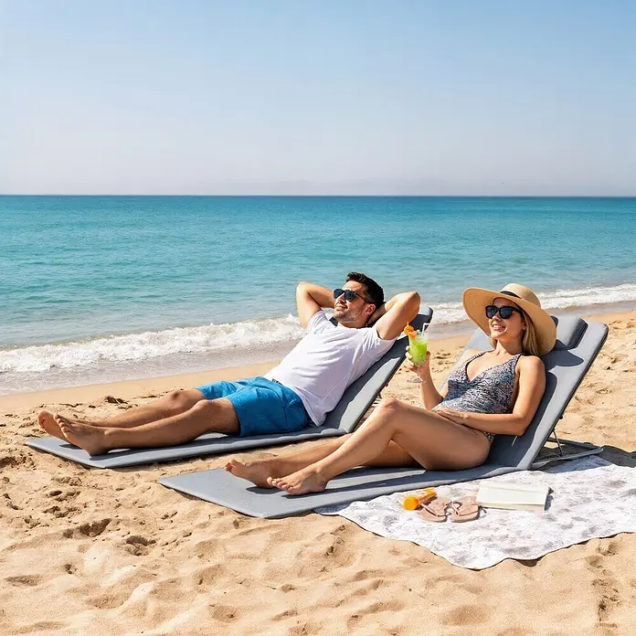 Outsunny Gartenliegen-Set - B x T: 134 x 134 cm, Grau, Stahl, Rückenlehne verstellbar - Zwei graue, verstellbare Strandliegen am Sandstrand, von einem Paar zum Entspannen am Meer genutzt.