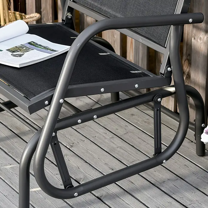 Outsunny Garten-Schaukelstuhl - 1 Stk., Metall, Mesh-Stoff, Schwarz - Nahaufnahme einer Gartenschaukel aus dunkelgrauem Metall und schwarzem Netzstoff mit Magazin auf Holzterrasse.