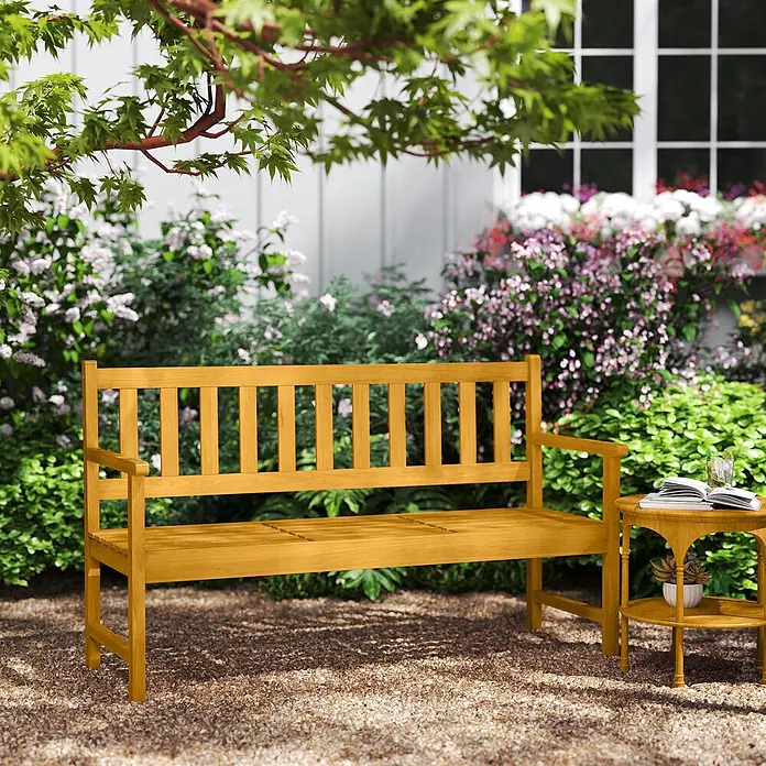 Outsunny Gartenbank - B x T x H: 56,5 x 57 x 89 cm, Akazienholz, Teak - Goldene Holzgartenbank mit passendem Beistelltisch in einem Outdoor-Gartenambiente.
