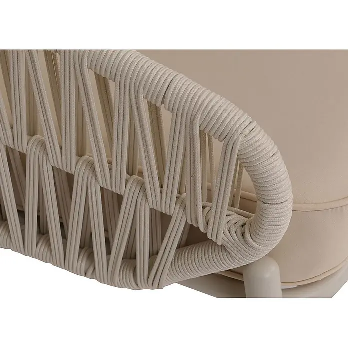 Proregal Loungesofa - Aluminium, Beige - Nahaufnahme einer Stuhllehne und Armlehne aus beigefarbenem geflochtenem Seil mit beigem Kissen.