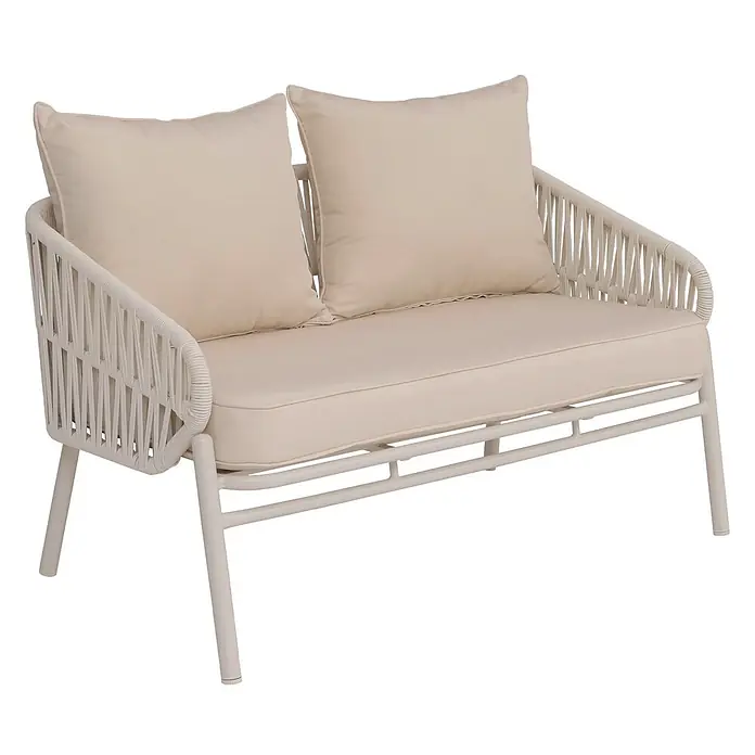 Proregal Loungesofa - Aluminium, Beige - Beiges Outdoor-Zweisitzer-Sofa mit geflochtenen Seiten und cremefarbenen Kissen.