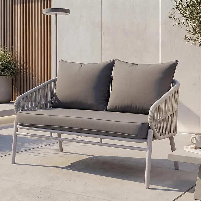 Proregal Loungesofa - Aluminium, Grau - Zweisitziges Outdoor-Sofa mit grauen Kissen und hellgrauem geflochtenem Seil an den Armlehnen, auf einer Terrasse.