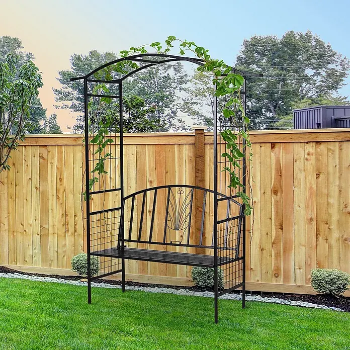 Outsunny Gartenbank - Metall, Schwarz - Schwarzer Metall-Gartenpavillon mit integrierter Bank und Kletterpflanzen.