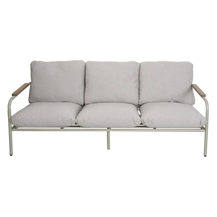 Proregal Loungesofa - Aluminium, Grün - Dreisitziges Sofa mit hellbeigen Stoffkissen, hellgrünem Metallgestell und Holzarmlehnen.