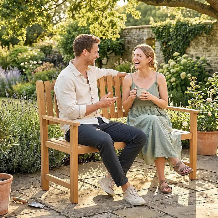 Outsunny Gartenbank - Akazienholz, Naturholz - Zwei Personen entspannen auf einer Gartenbank aus Naturholz in sonniger Umgebung.