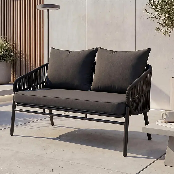 Aluminium-Gartenbank | HxBxT 83x	116x65cm | Gartensofa Outdoor Sitzbank | Seilgeflecht Rope Stoff/Textil - 180g/m² - Dunkelgraues Zweisitzer-Outdoor-Sofa mit geflochtenen Armlehnen und schwarzem Metallgestell auf einer Terrasse.