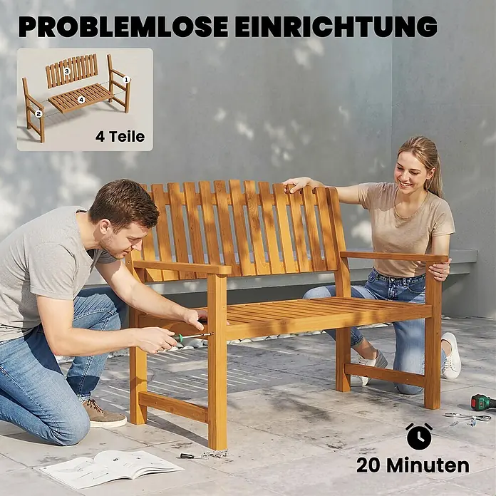 Outsunny Gartenbank - Akazienholz, Naturholz - Zwei Personen montieren eine hellbraune Holzgartenbank, wobei die einfache 4-teilige Konstruktion und schnelle 20-Minuten-Montage hervorgehoben wird.