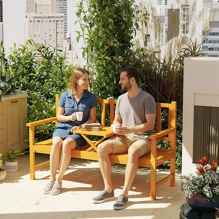 Outsunny Gartenbank - Kiefernholz, Braun - Hellbraune Holzgartenbank mit integriertem Tisch, besetzt von zwei Personen auf einem Balkon.