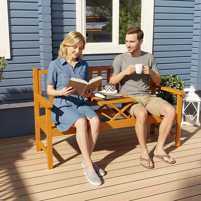 Outsunny Gartenbank - Kiefernholz, Braun - Hellbraune Gartenbank aus Holz mit integriertem Tisch, von einem Paar auf einer Terrasse genutzt.