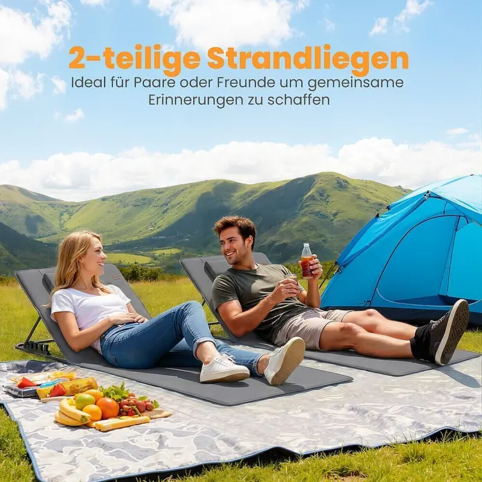Outsunny Gartenliegen-Set - B x T: 57 x 154 cm, Dunkelgrau, Stahl, Klappbar - Zwei graue Liegen werden von einem Paar zum Entspannen im Freien genutzt, auf Gras mit einer Picknickdecke daneben.