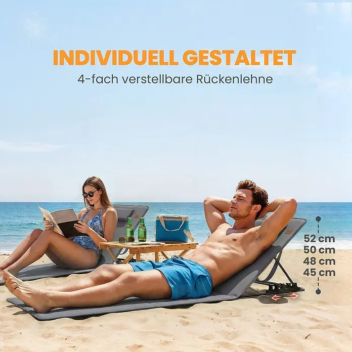 Outsunny Gartenliegen-Set - B x T: 57 x 154 cm, Dunkelgrau, Stahl, Klappbar - Zwei Personen entspannen auf grauen Strandliegen mit 4-fach verstellbarer Rückenlehne am Sandstrand.
