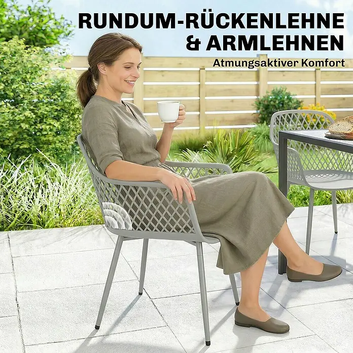 Outsunny Gartenstuhl-Set - 4 Stk., Metall, Kunststoff, Hellgrau - Grauer Gartenstuhl mit umlaufender Rückenlehne und Armlehnen im Flechtmuster, Frau sitzt bequem und zeigt atmungsaktives Design.