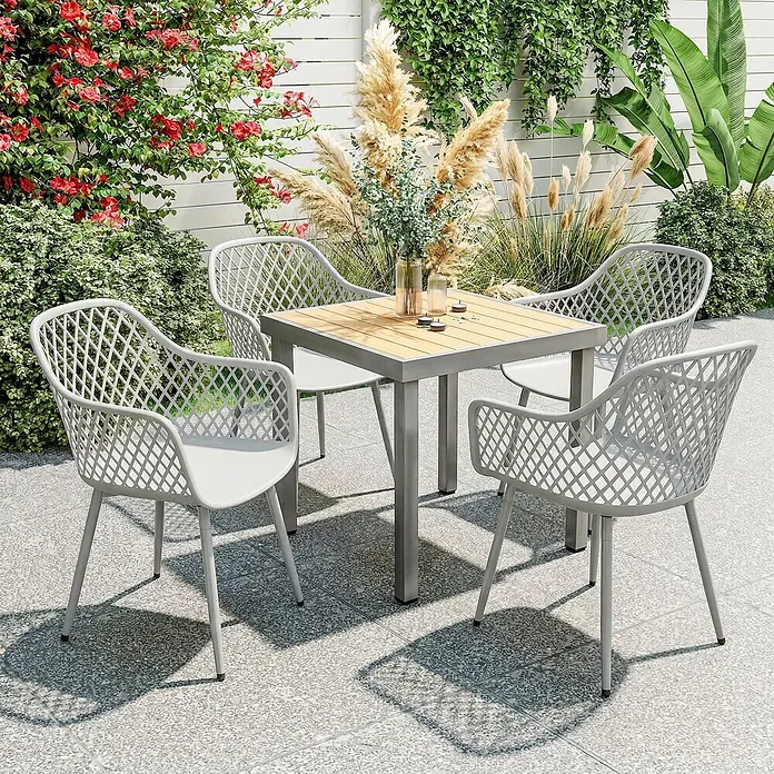 Outsunny Gartenstuhl-Set - 4 Stk., Metall, Kunststoff, Hellgrau - Outdoor-Essgruppe mit einem Tisch mit Holzlattenplatte und grauem Gestell und vier hellgrauen Geflechtstühlen auf einer Terrasse.