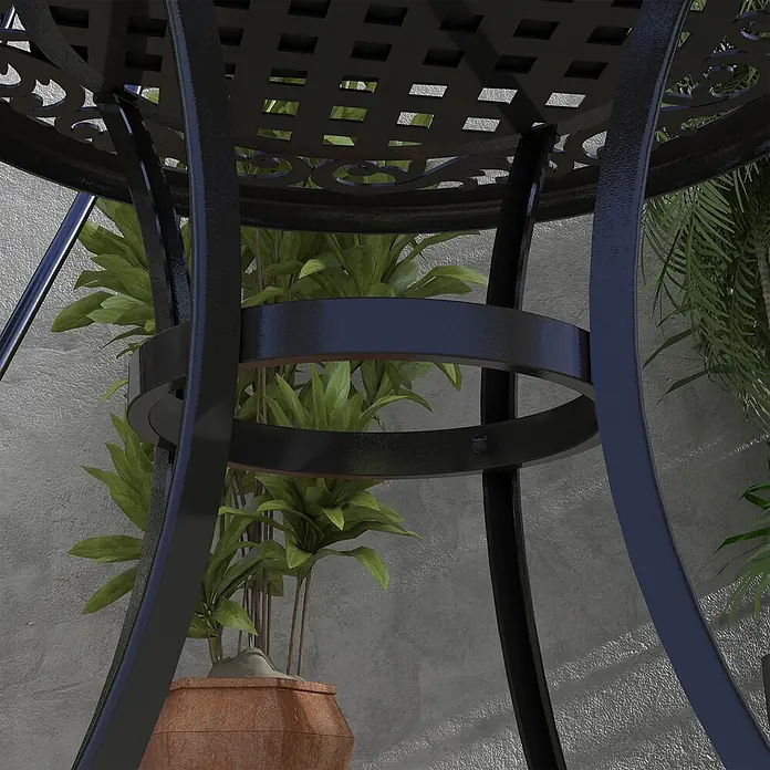 Outsunny Garten-Beistelltisch rund - Aluminiumguss, Schwarz - Detailansicht der verzierten schwarzen Metallbeine und Stützstruktur eines Gartentisches, umgeben von Pflanzen.