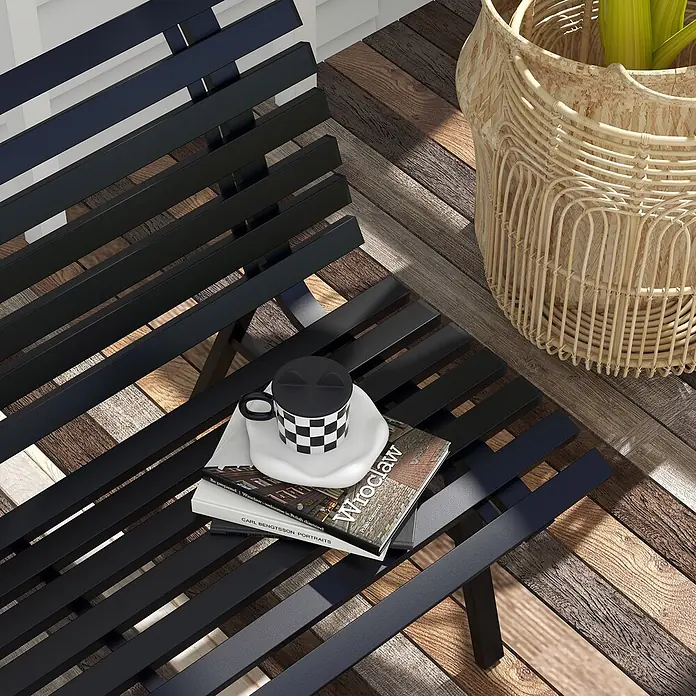 Outsunny Gartenbank - Aluminium, Schwarz - Schwarze Lattenbank mit Schachbrett-Tasse und Büchern, in modernem Outdoor-Ambiente.