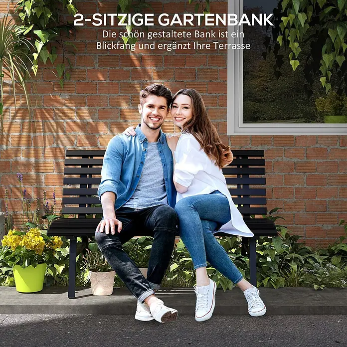 Outsunny Gartenbank - Aluminium, Schwarz - Schwarze 2-Sitzer Gartenbank auf einer Terrasse, mit einem sitzenden Paar, das ihr Design und ihre Kapazität zeigt.