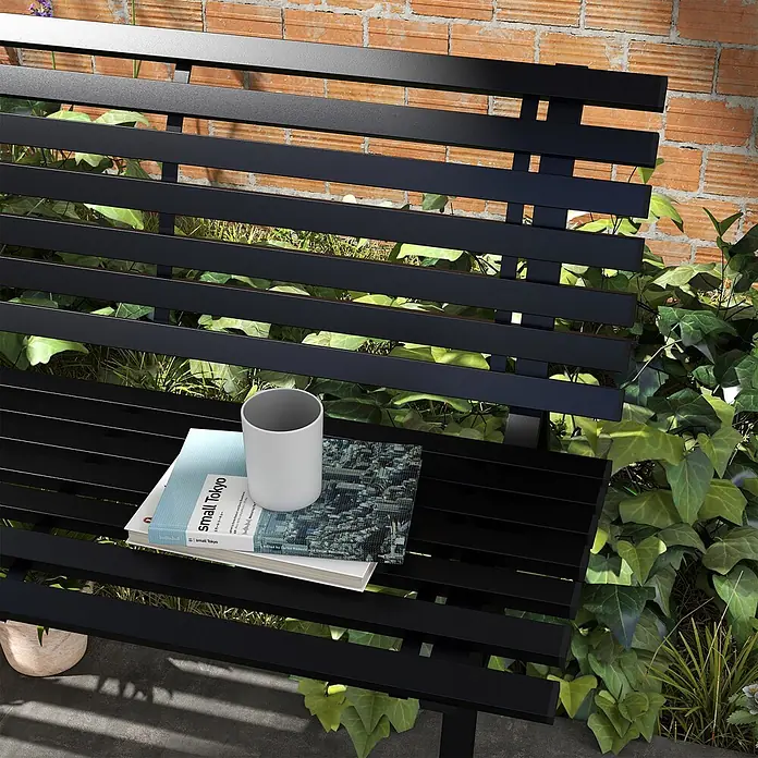 Outsunny Gartenbank - Aluminium, Schwarz - Schwarze Metallbank im Freien mit Buch und Tasse.