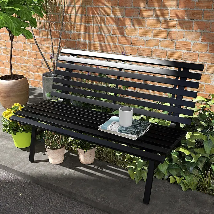 Outsunny Gartenbank - Aluminium, Schwarz - Schwarze Metall-Gartenbank im Freien. Eine Tasse und ein Buch liegen auf der Sitzfläche, umgeben von grünen Pflanzen.