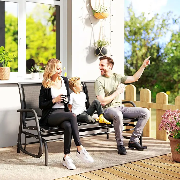 Outsunny Gartenbank Schaukelbank, Schwarz, 147cm x 70cm x 85cm - Metall, Netzstoff, Schwarz - Eine Familie sitzt glücklich auf einer dunkelgrauen Outdoor-Schaukelbank auf einer Terrasse und genießt den sonnigen Tag.