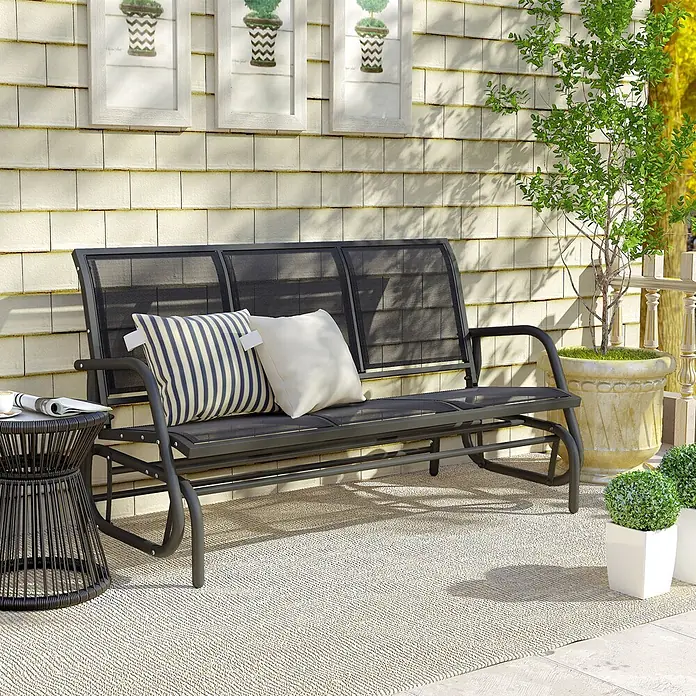 Outsunny Gartenbank Schaukelbank, Schwarz, 147cm x 70cm x 85cm - Metall, Netzstoff, Schwarz - Schwarze Metall 3-Sitzer Outdoor-Schaukelbank mit Netzbespannung und zwei Kissen auf einer Terrasse.
