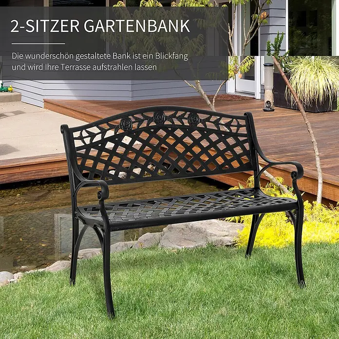 Outsunny Gartenbank - Aluminium, Schwarz - Schwarze, verzierte 2-Sitzer Metall-Gartenbank an einem Teich und Holzdeck.