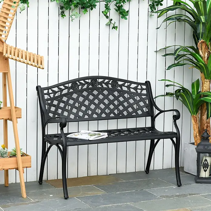 Outsunny Gartenbank - Aluminium, Schwarz - Schwarze Gartenbank aus Gusseisen mit dekorativer Rückenlehne (Rosen/Geflecht) auf einer Terrasse.