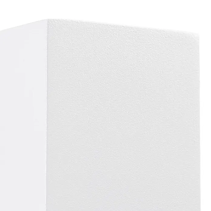 Lucande Außenwandleuchte Xava - weiß / opal, IP65 - Weißer rechteckiger Eckbereich mit körniger Textur.