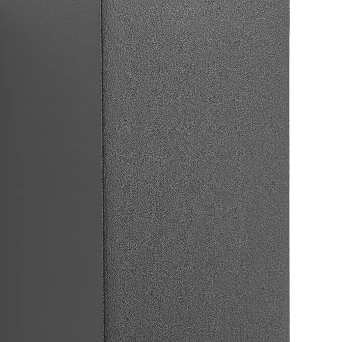 Lucande Außenwandleuchte Xava - schwarz, schwarz, IP65 - Nahaufnahme einer dunkelgrauen Oberfläche, vertikal geteilt in eine glatte matte und eine grobkörnige Textur.