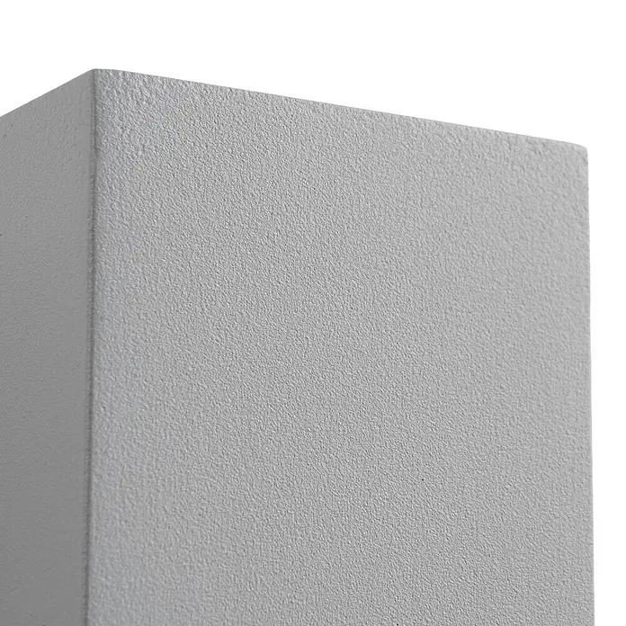 Lucande Außenwandleuchte Xava - 8 x 7 x 16,5 cm, alu / grau / zink, IP65 - Hellgraues Paneel mit körniger Oberflächenstruktur.