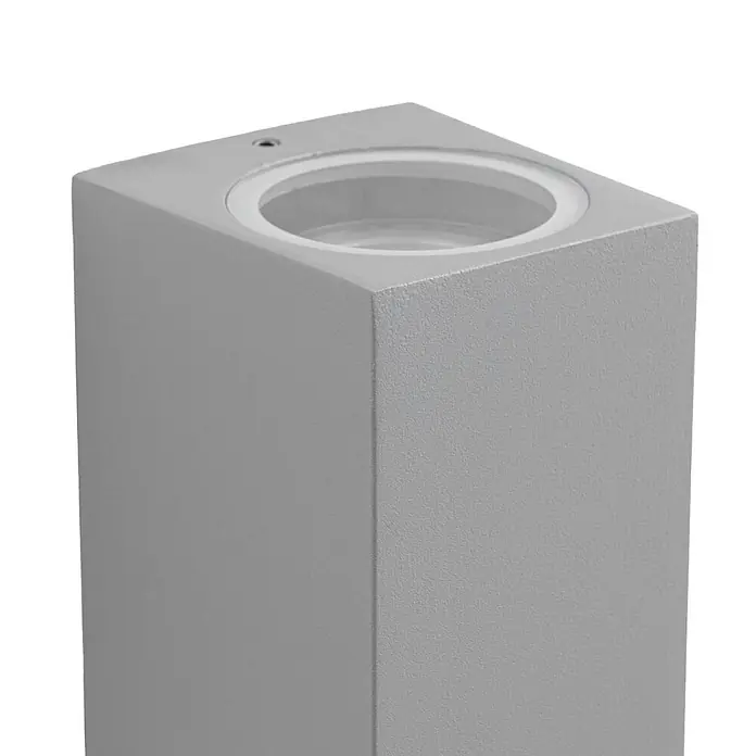 Lucande Außenwandleuchte Xava - 8 x 7 x 16,5 cm, alu / grau / zink, IP65 - Graue rechteckige Außenleuchte mit strukturierter Oberfläche und runder Öffnung oben.