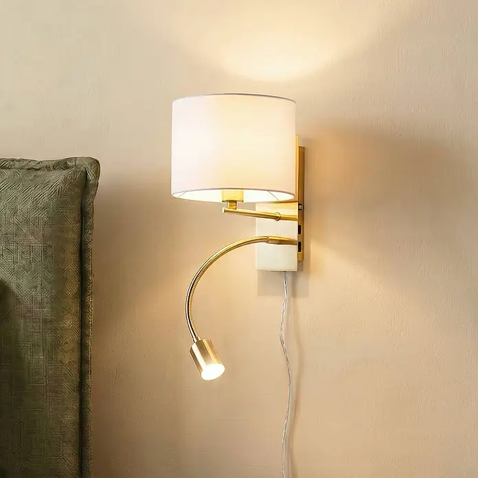 Lindby Wandleuchte Florens - messing / gold, E14 - Goldene Wand-Nachttischlampe mit weißem Stoffschirm und verstellbarer Leselampe, ideal für Schlafzimmer.