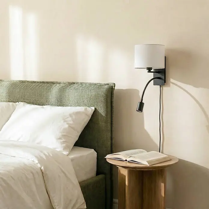 Lindby Wandleuchte Florens - weiß / opal, E14 - Wandleuchte mit weißem Schirm und schwarzem flexiblem Leselicht, über Nachttisch neben Bett.