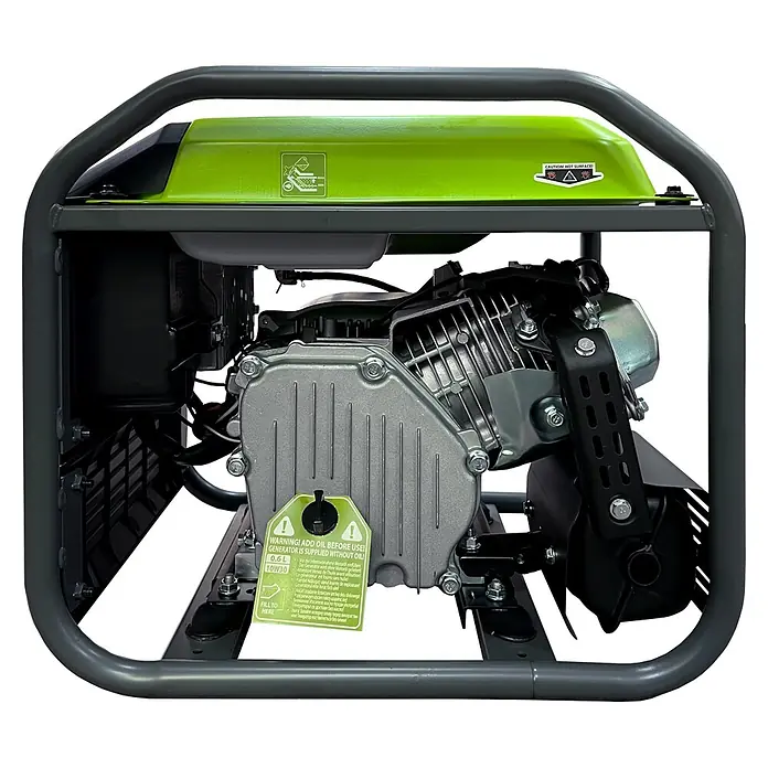 Könner & Söhnen Stromerzeuger KSB 30i - Nennleistung: 2,8 kW, Tankvolumen: 8 l - Tragbarer Generator mit grauem Rahmen, grünem Kraftstofftank und sichtbarem silbernem Motorblock. Warnhinweis für Ölfüllung.