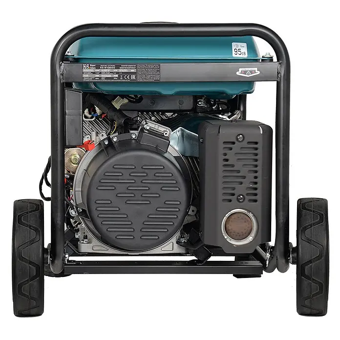 Könner & Söhnen Stromerzeuger KS 8100iEG - Nennleistung: 8 kW, Tankvolumen: 20 l - Rückansicht eines tragbaren Stromgenerators mit dunkelgrünem Kraftstofftank, schwarzem Rahmen und Rädern.
