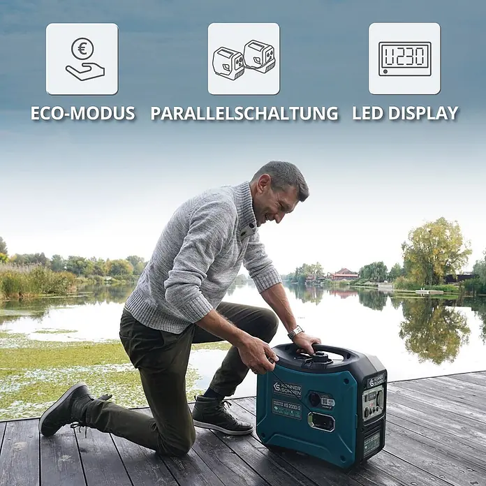 Könner & Söhnen Stromerzeuger KS 2000i S - Nennleistung: 1,8 kW, Tankvolumen: 5 l - Mann kniet auf Steg neben teal-schwarzem Inverter-Generator am See. Er bietet Eco-Modus, Parallelschaltung und LED-Display.