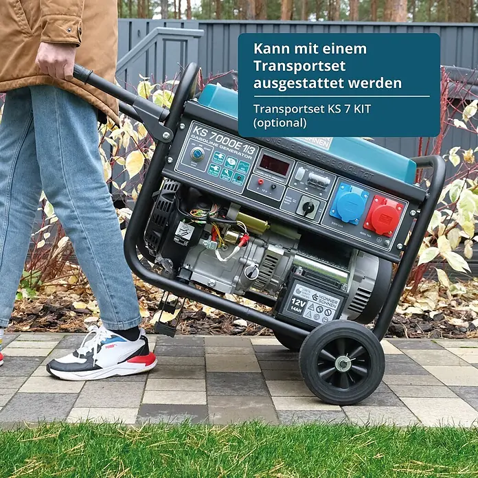 Könner & Söhnen Stromerzeuger KS 7000E 1/3 - Tankvolumen: 25 l - Eine Person zieht einen tragbaren, dunkelgrau-türkisen Benzingenerator mit Rädern auf einem gepflasterten Weg.