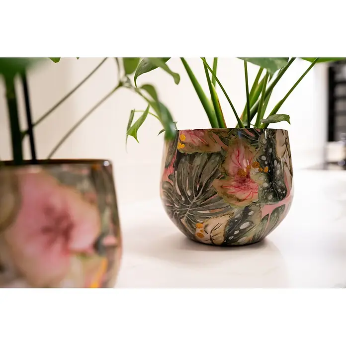 Ter Steege Übertopf rund Monstera Mystery - Ø x H: 25 x 25 cm, Metall, Grün - Zwei glasierte Keramik-Pflanztöpfe mit tropischem Blatt- und Blumenmuster in Grün, Rosa und Gold, mit Pflanzen.