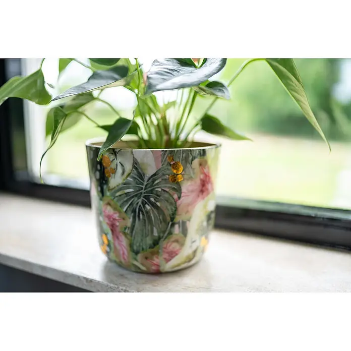 Ter Steege Übertopf rund Monstera Mystery - Ø x H: 25 x 25 cm, Metall, Grün - Topfpflanze in einem Ziertopf mit tropischem Blattmuster, Goldakzenten, auf einer Fensterbank.