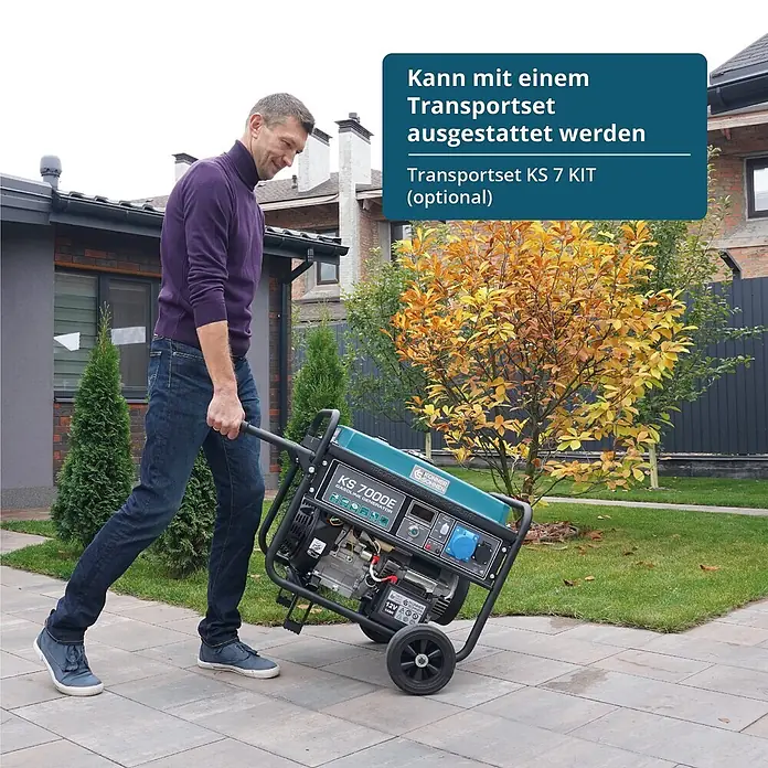 Könner & Söhnen Stromerzeuger KS 7000E - Nennleistung: 5 kW, Tankvolumen: 25 l - Ein Mann zieht einen grün-schwarzen Generator, ausgestattet mit einem Transportset (Räder und Griff), auf einem gepflasterten Weg in einem Garten.