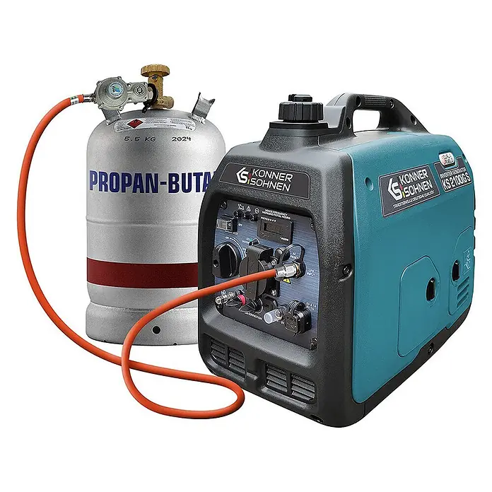 Könner & Söhnen Stromerzeuger KS 2100iG S - Nennleistung: 1,8 kW, Tankvolumen: 4 l - Teal-schwarzer Könner & Söhnen Inverter-Generator KS 2100iGS, über orangefarbenen Schlauch mit 5,5 kg Propan-Butan Gasflasche verbunden.
