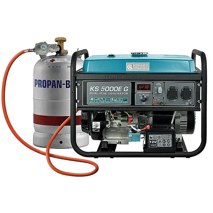 Könner & Söhnen Stromerzeuger KS 5000E G - Nennleistung: 4 kW, Tankvolumen: 25 l - Konner & Sohnen KS 5000E G Dual-Fuel-Generator (schwarz/türkis) mit angeschlossenem silbernen Propantank und orangefarbenem Schlauch.