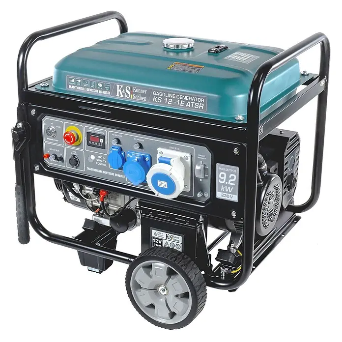 Könner & Söhnen Stromerzeuger KS 12-1E ATSR - Nennleistung: 9 kW, Tankvolumen: 55 l - Ein tragbarer Benzingenerator mit dunkelgrünem Tank, schwarzem Rahmen und grauen Rädern, der sein Bedienfeld mit Steckdosen zeigt.