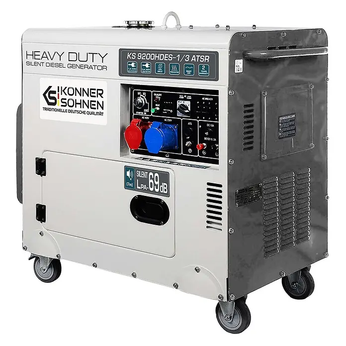 Könner & Söhnen Stromerzeuger KS 9200HDES-1/3 ATSR - Tankvolumen: 20 l - Ein grauer, robuster und leiser Dieselgenerator mit Bedienfeld, Steckdosen und Rollen.